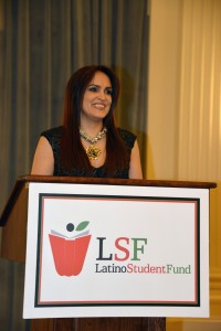 María Fernanda Borja, Presidente y CEO de Latino Student Fund, dirigiéndose al diverso grupo de invitados