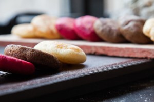 Degustación de arepitas. Maíz blanco con ají dulce, nata y queso; morcilla, Remolacha; Chicharrón