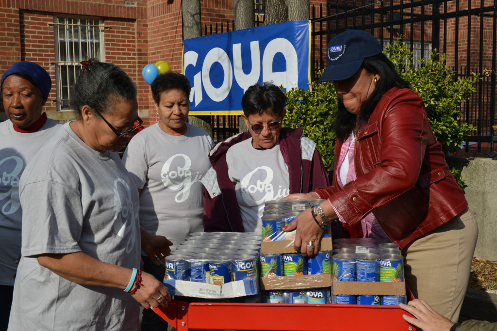 Syddia Lee-Chee, Relaciones Publicas de Goya Foods en Washington DC. junto a un grupo de entusiasmados voluntarios.  