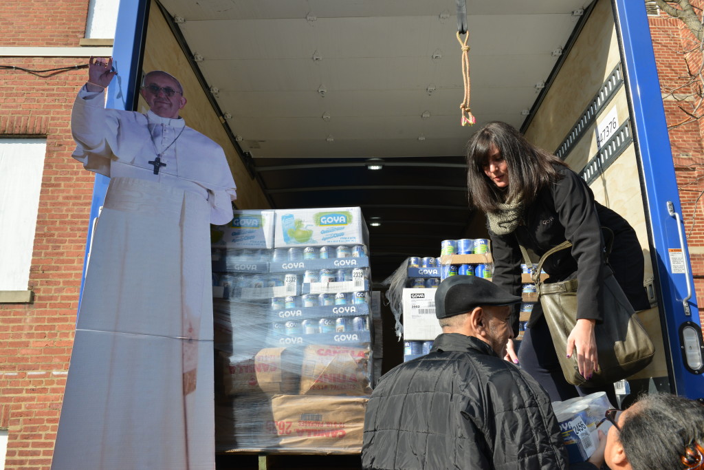 Nataly Maniscalco de Relaciones Publicas de Goya, participando activamente en esta generosa actividad. 