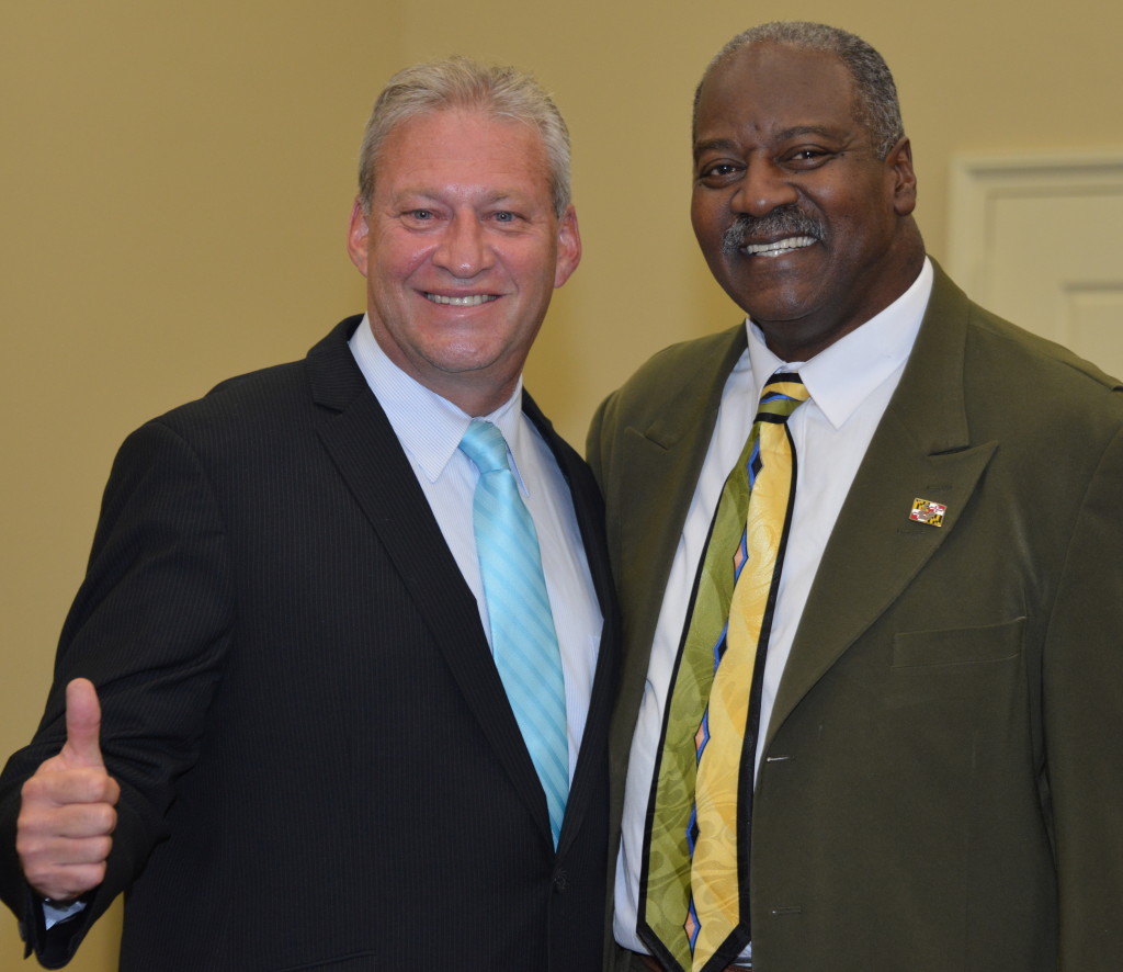 Erick Oribio junto al Reverendo Richard A. Mosley Director, Community Outreach Office of Constituent Services del Department of Human Resources. 