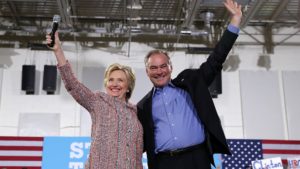 Hillary Clinton junto al senador Tim Kaine