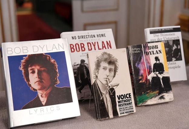 La Academia Sueca distinguió a Bob Dylan por haber creado "nuevas expresiones poéticas dentro de la gran tradición de la canción estadounidense".