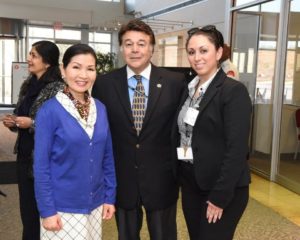 Yumi Hogan, Roger Campos y Marcie Castaneda de la Oficina del Secretario del Departamento de Vivienda de Maryland.