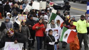 Inmigrantes marchan cantando consignas en Baltimore.