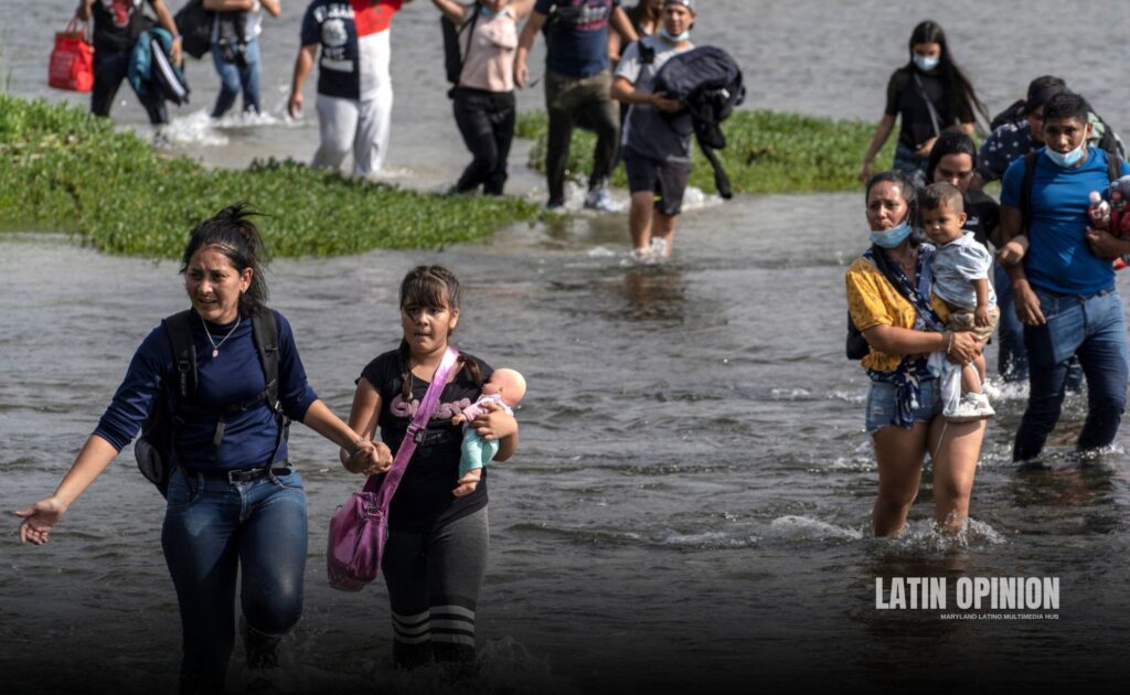 Rescatan a un récord de 54 migrantes en el río Bravo en un operativo entre México y EEUU