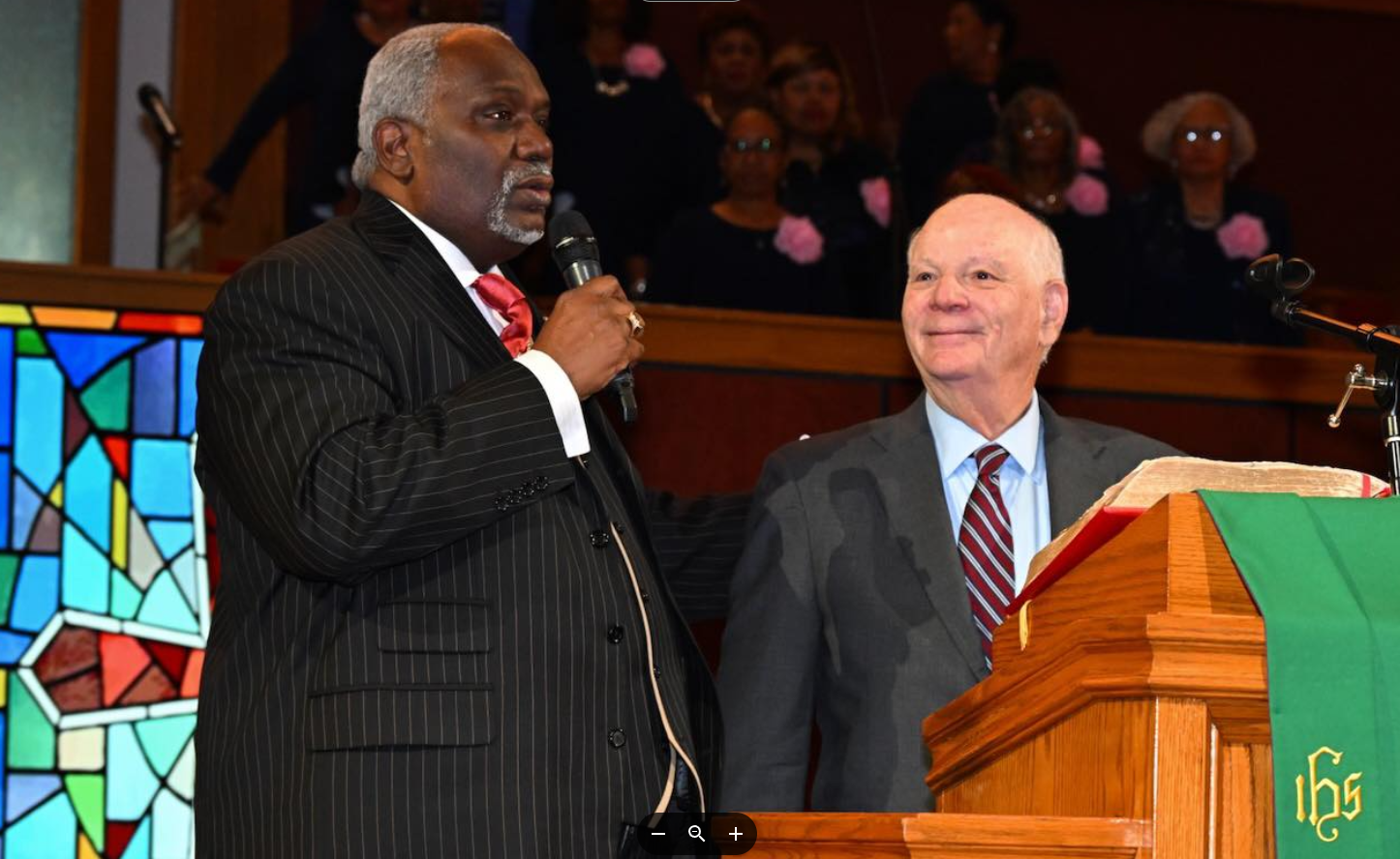 Pastor Dr. Harold A. Carter, Jr. junto al Senador Cardin.