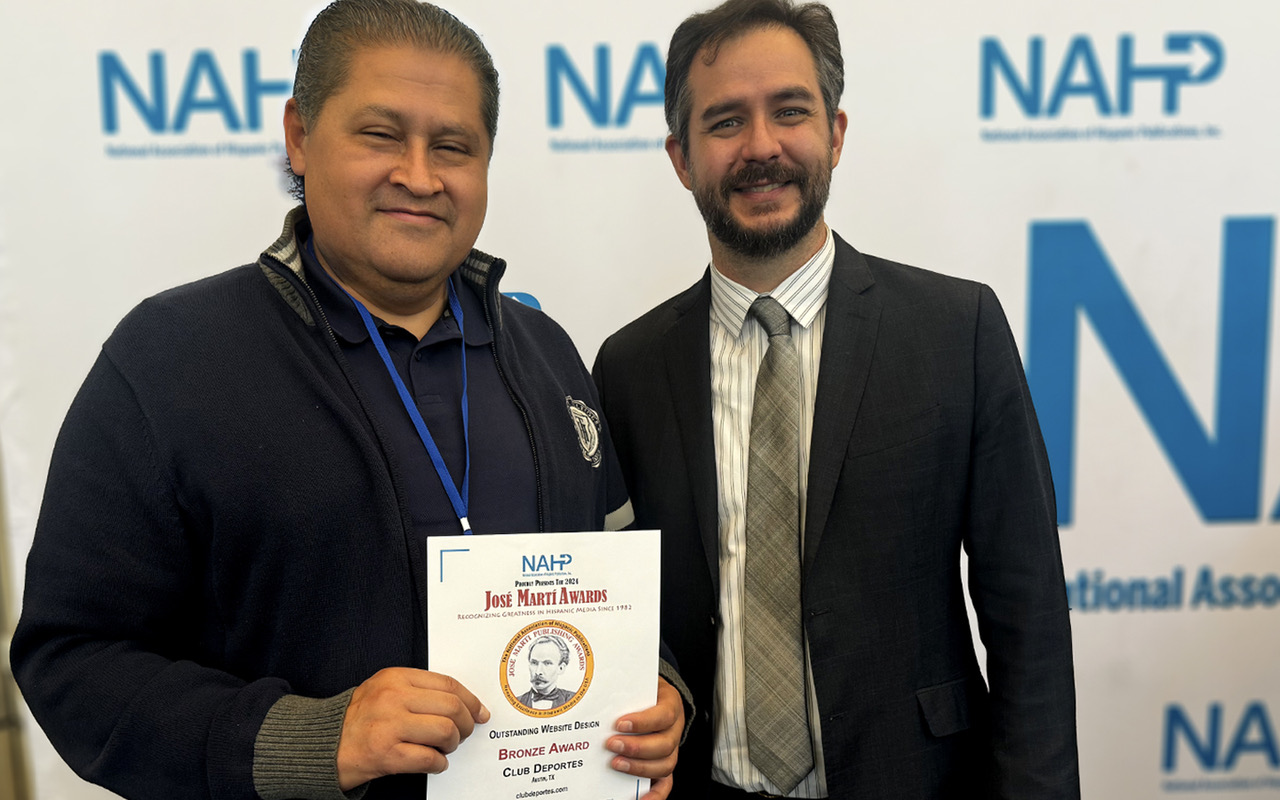 Álvaro Guardián, presidente de la NAHP, entrega a Jorge iIturralde el reconocimiento a la página de internet y a la fotografía más destacada.