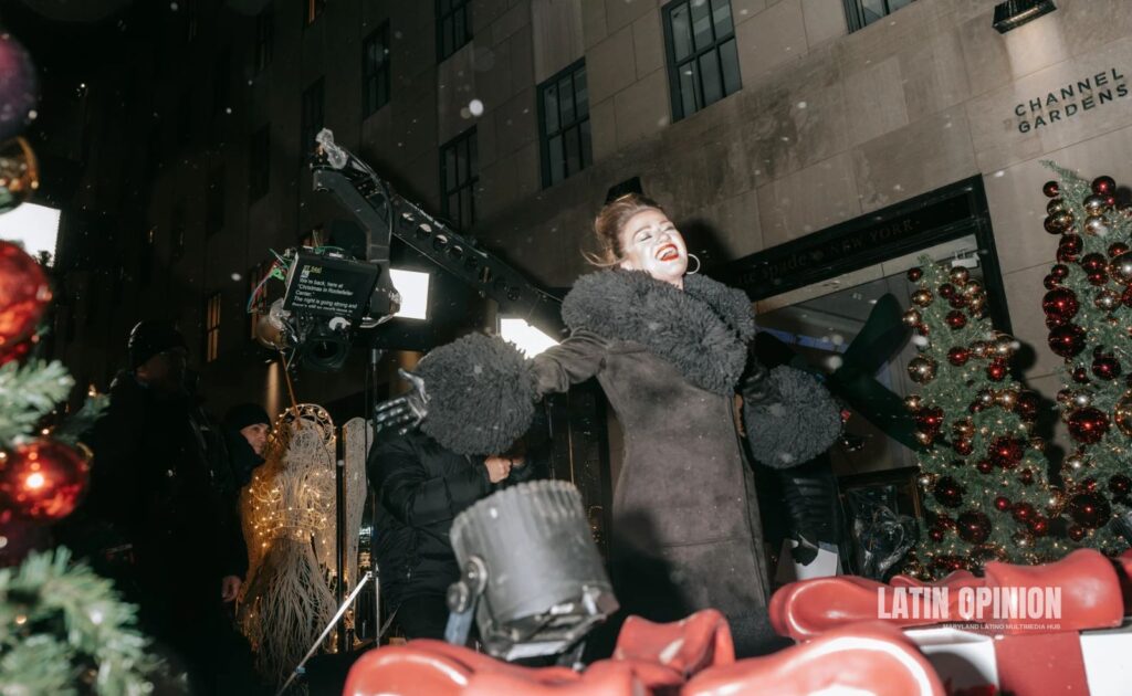 Árbol del Rockefeller se ilumina en NY al ritmo de Thalía y Kelly Clarkson 2024