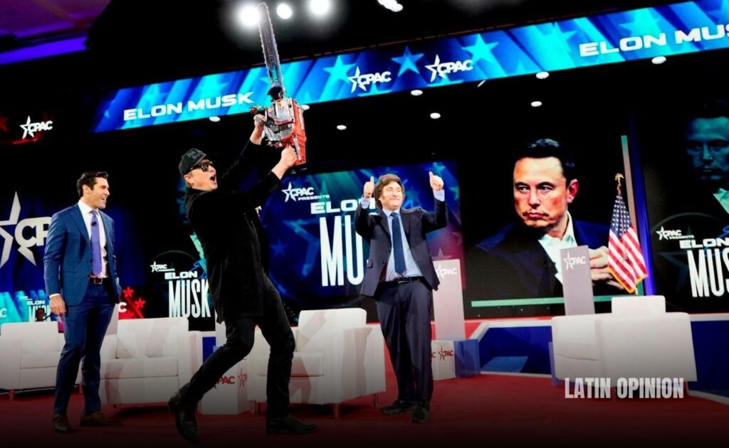 Milei le regala a Musk motosierra en encuentro de foro conservador CPAC Milei le regala a Musk motosierra