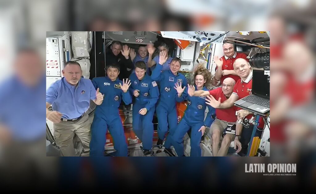 Astronautas varados vuelven