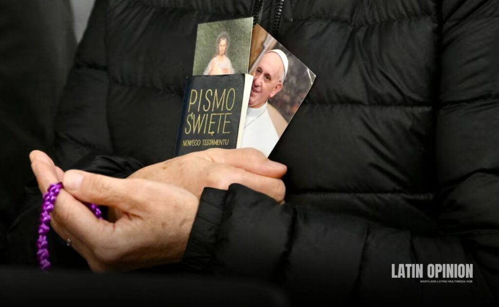 Tras pasar noche tranquila, el papa descansa al cumplirse tercera semana ingresado el papa
